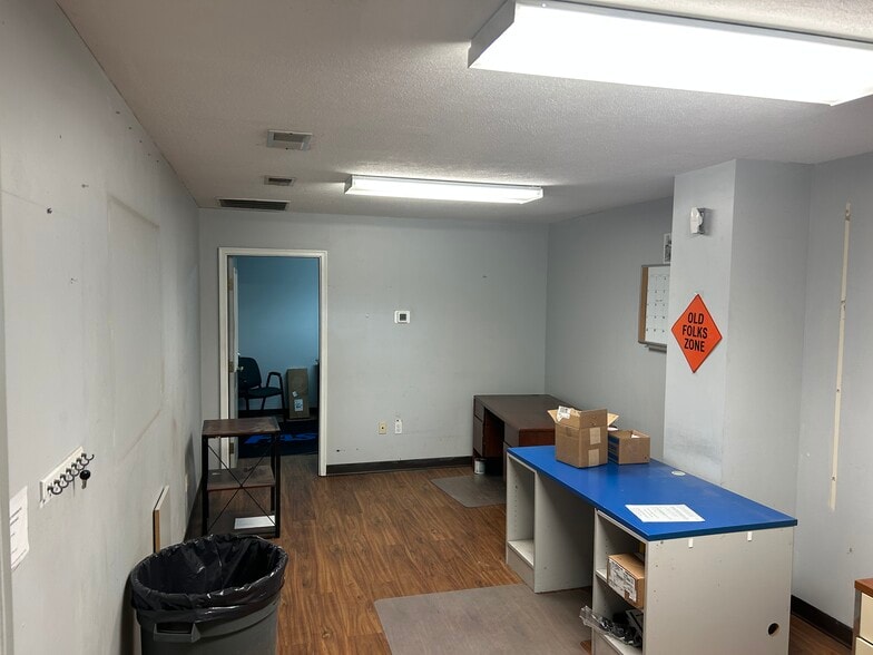 More Photos Of 7000 Fairlawn Ave, Dunbar Research And Development For Lease