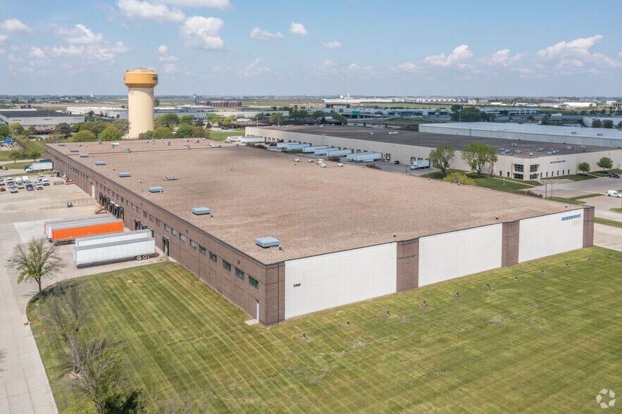 More Photos Of 4360 112th St, Urbandale Warehouse For Lease