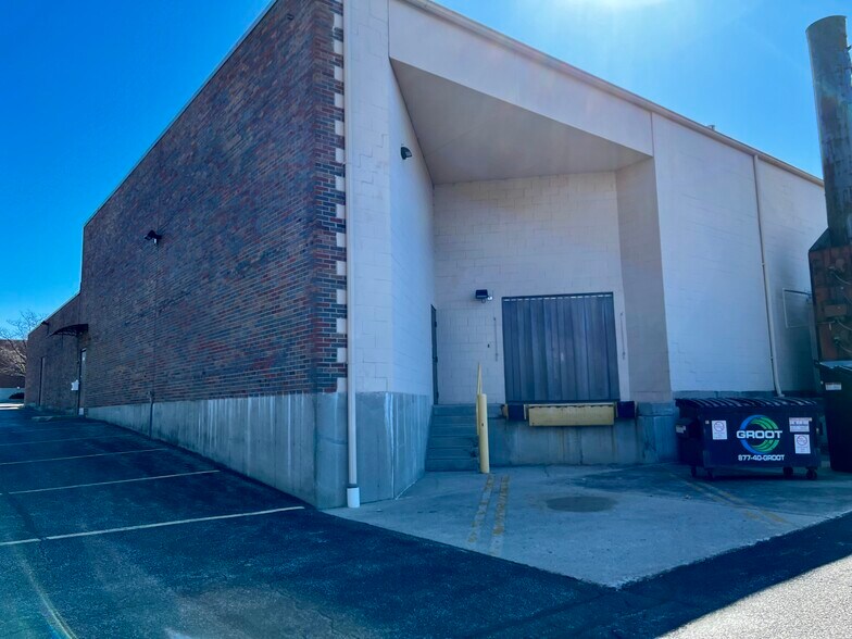 More Photos Of 300 Peterson Rd, Libertyville Industrial For Sale