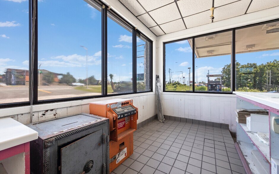 More Photos Of 6669 US-129 Hwy, Live Oak Convenience Store For Sale