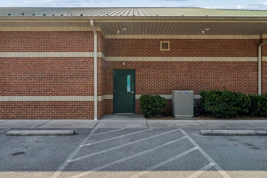 More Photos Of 26208 Lee Hwy, Abingdon Medical For Lease