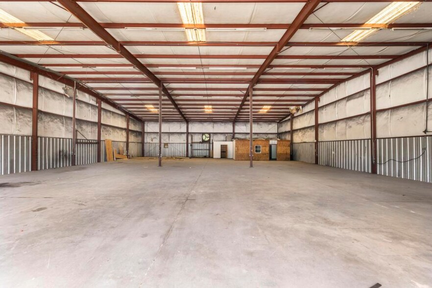 More Photos Of 808 Industrial Way, Warner Robins Warehouse For Lease