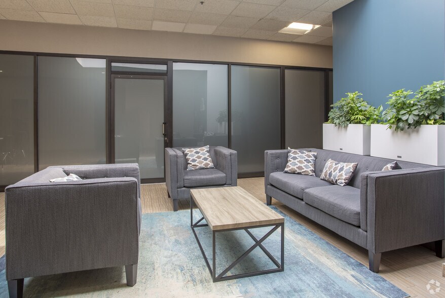 More Photos Of 1400 S Wolf Rd, Wheeling Coworking Space