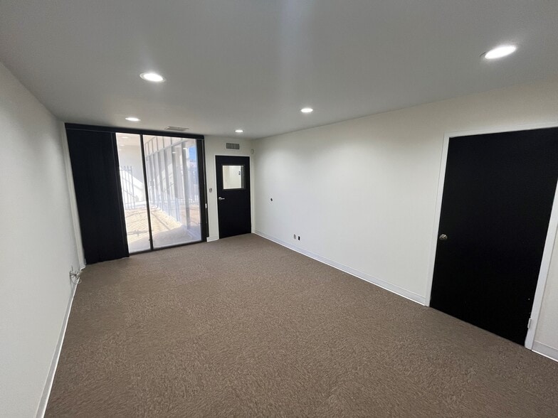 More Photos Of 7946 Alabama Ave, Canoga Park Service For Lease