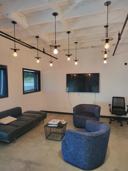 More Photos Of 3000 N Hollywood Way, Burbank Office For Lease