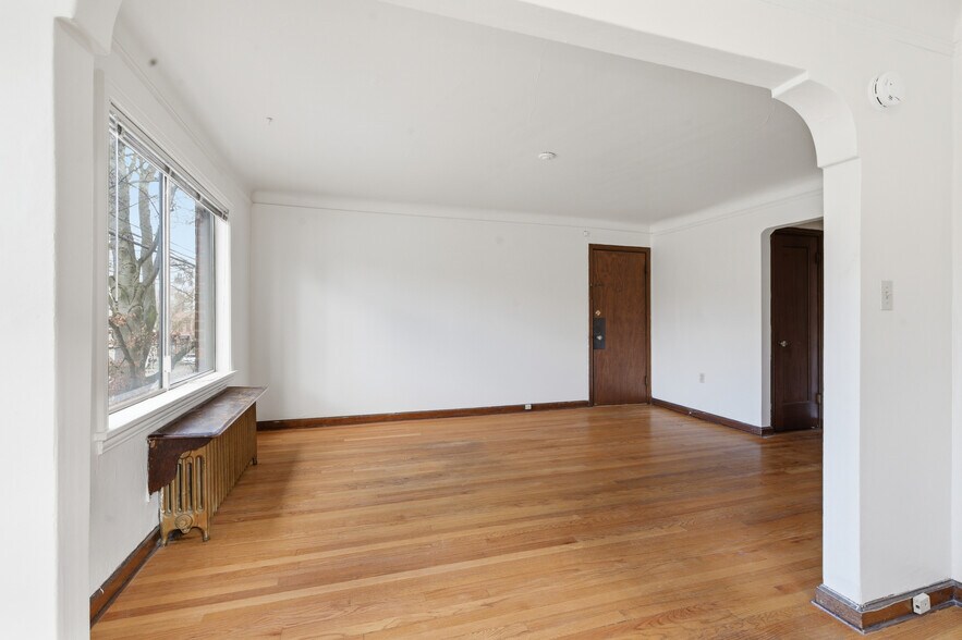 More Photos Of 8008 Greenwood Ave N, Seattle Apartments For Sale