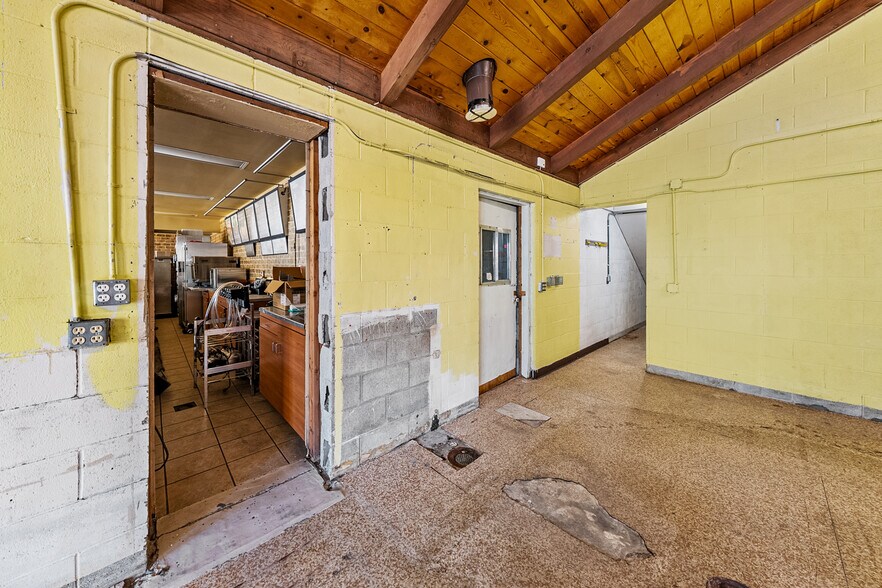 More Photos Of 21823 Highway 62, Shady Cove Storefront For Lease