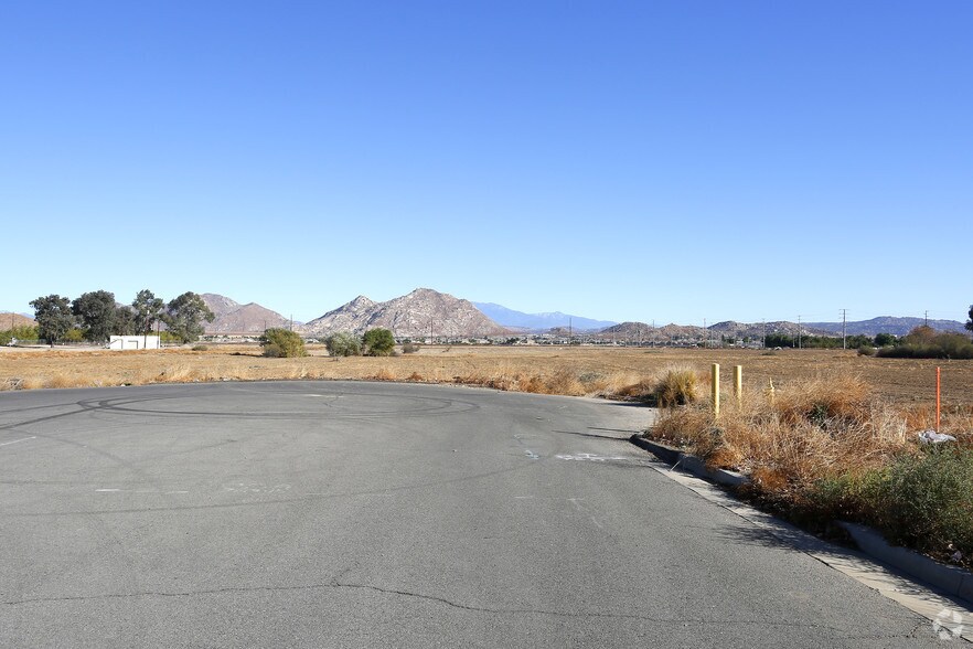 More Photos Of 450 E Rider St, Perris Distribution For Lease