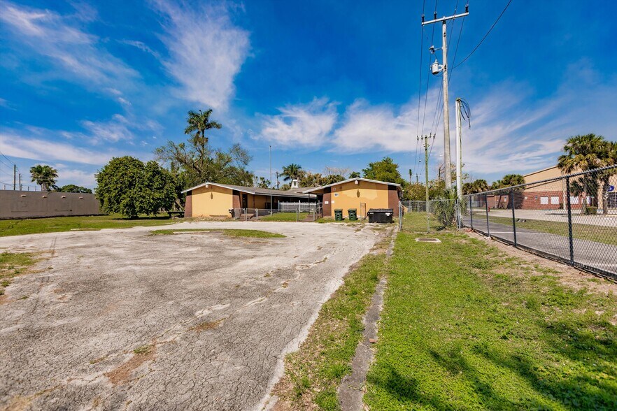 More Photos Of 601 W Canal St N, Belle Glade Daycare Center For Sale