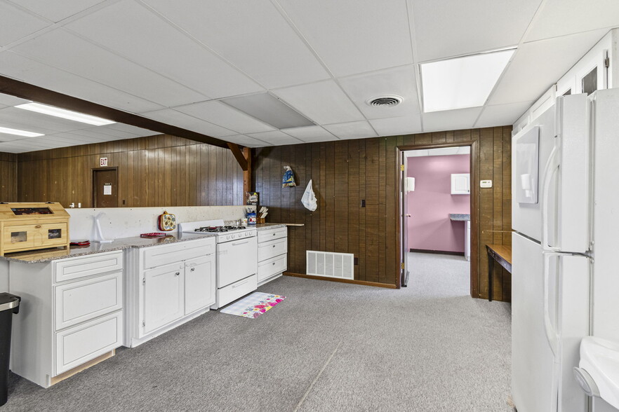 More Photos Of 3160 W Arrow St, Marshall Flex For Sale