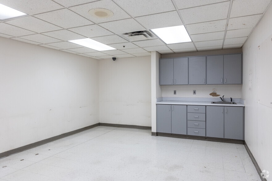 More Photos Of 400 W 9th St N, Ladysmith General Retail For Sale