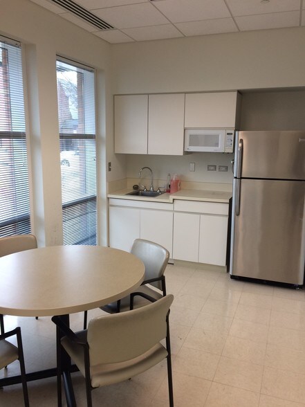 More Photos Of 1725 N McGovern St, Highland Park Medical For Lease