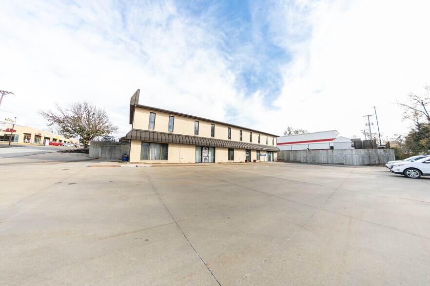 More Photos Of 506 N Maguire St, Warrensburg Office For Lease