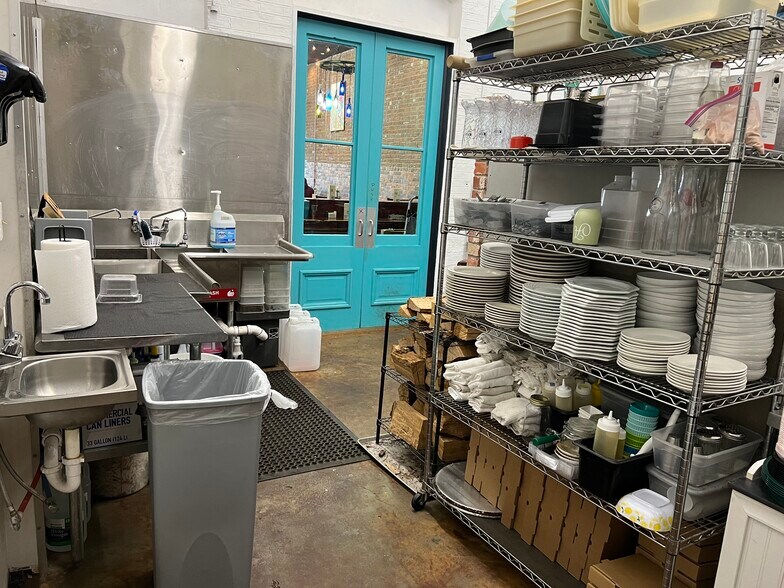 More Photos Of 503-505 S Main St, Calvert Restaurant For Sale