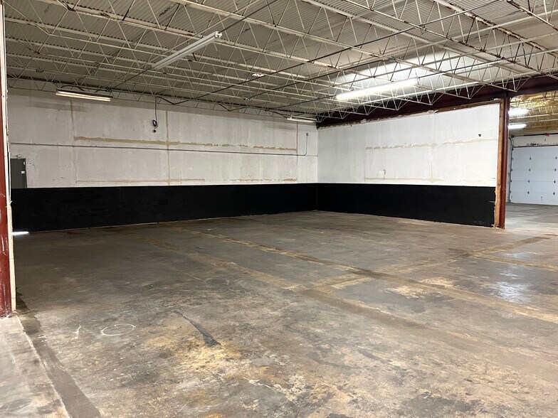 More Photos Of 5508-5516 Brewster St, San Antonio Warehouse For Lease