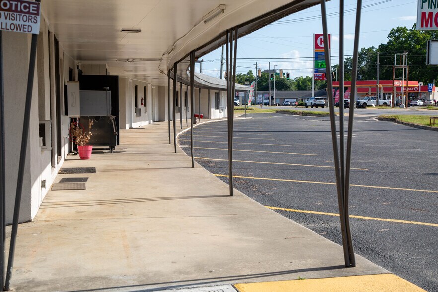 More Photos Of 539 S Main St, Baxley Hotel For Sale