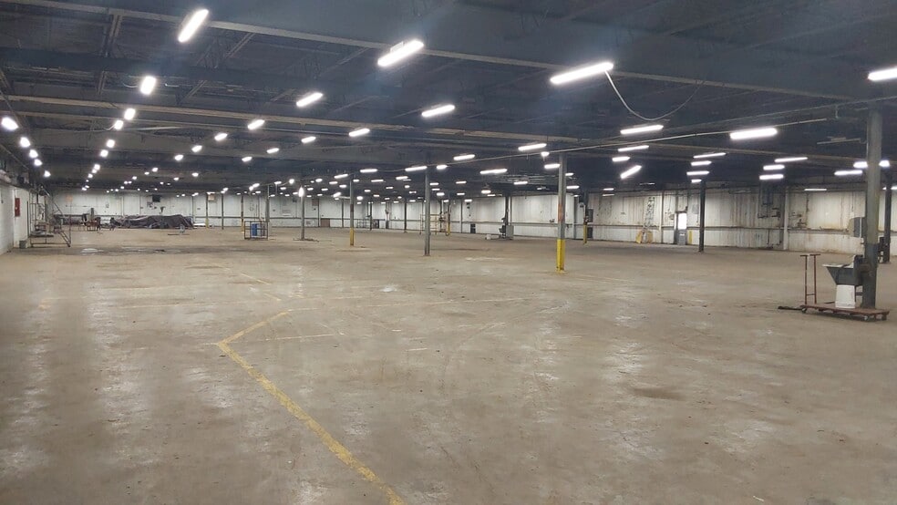 More Photos Of 700 W 11th St, Cassville Warehouse For Sale