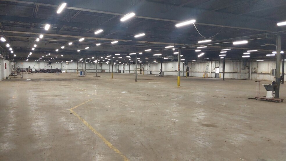 More Photos Of 700 W 11th St, Cassville Warehouse For Sale