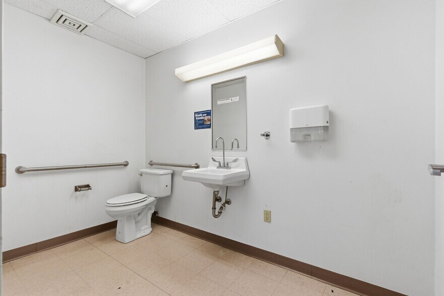 More Photos Of 718 N Martin St, East Prairie Office For Sale