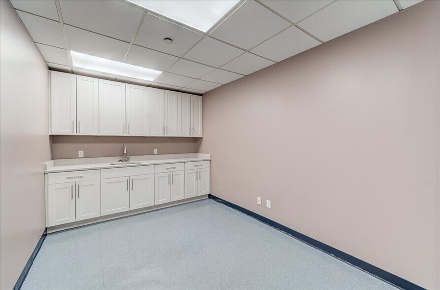 More Photos Of 1 Edgewater St, Staten Island Office For Lease