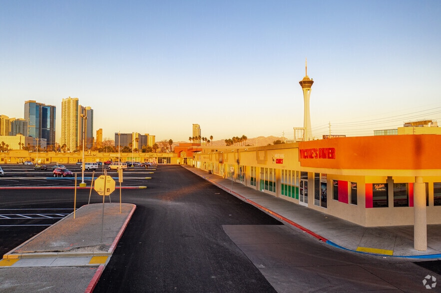 More Photos Of 953 E Sahara Ave, Las Vegas Freestanding For Lease