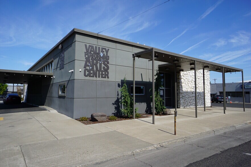 Primary Photo Of 401 S 7th St, Sunnyside Bank For Sale