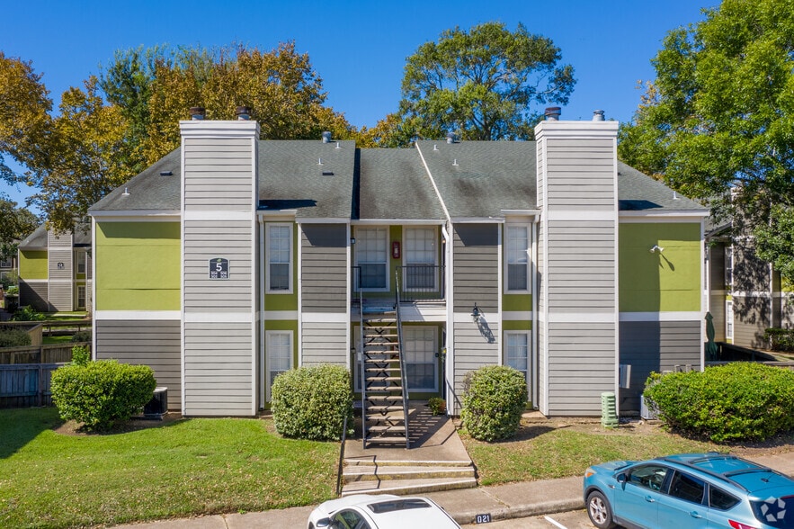 More Photos Of 127 W Plantation Dr, Lake Jackson Apartments For Sale