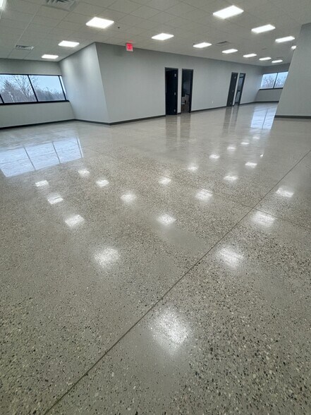 More Photos Of 4272 Lincoln Rd, Holland Showroom For Lease