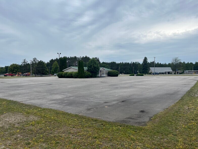 More Photos Of 810 N Birch St, Kalkaska Office For Sale