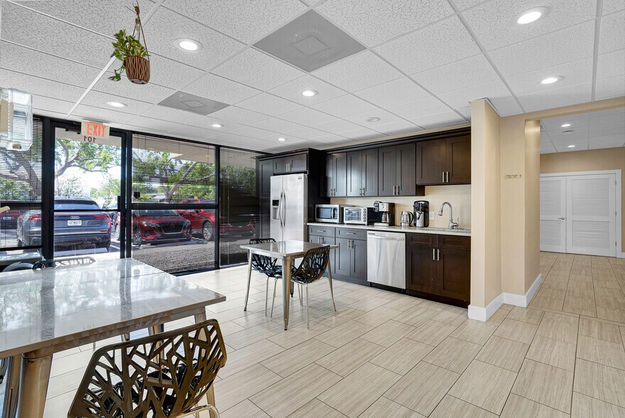 More Photos Of 5666 Seminole Blvd, Seminole Office For Sale