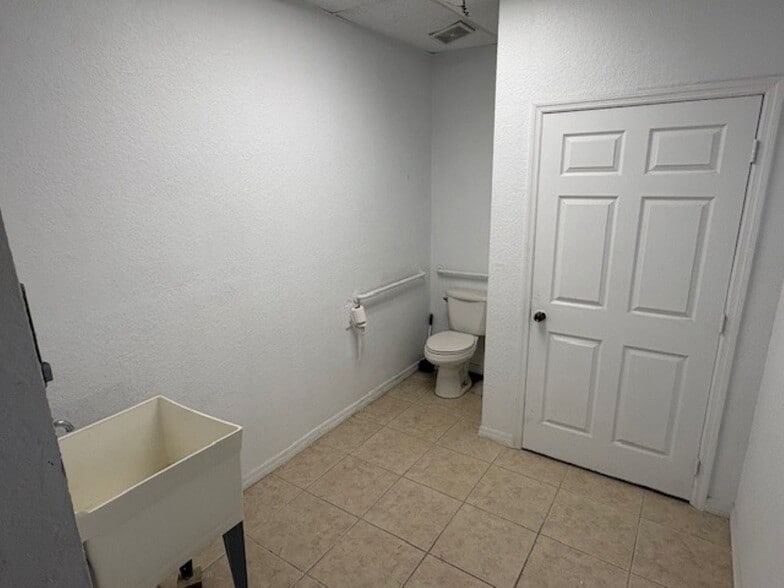 More Photos Of 6745 N Old Dixie Hwy, Fort Pierce Warehouse For Lease