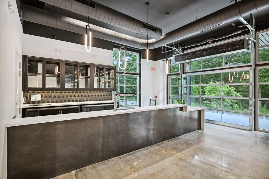 More Photos Of 159 Armour Dr NE, Atlanta Showroom For Lease