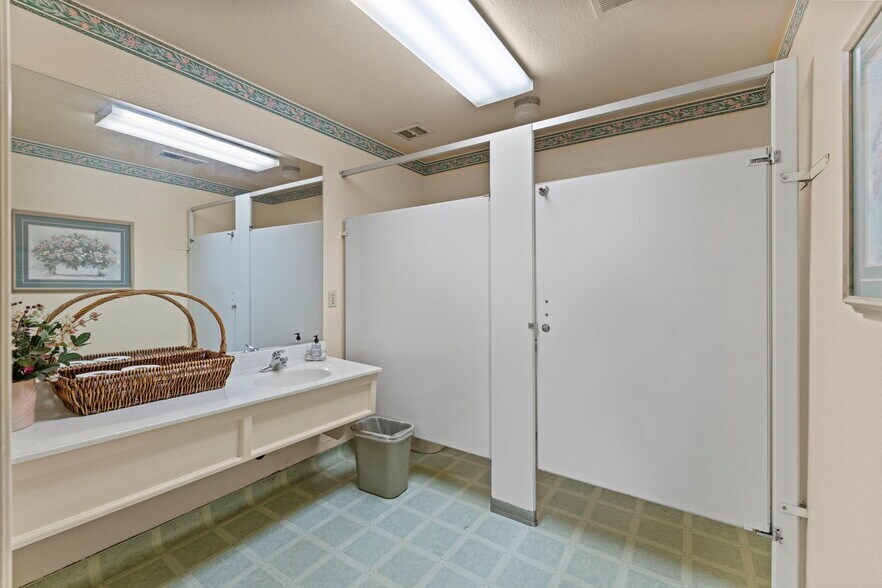 More Photos Of 1606 W Mineral King Ave, Visalia Office For Sale