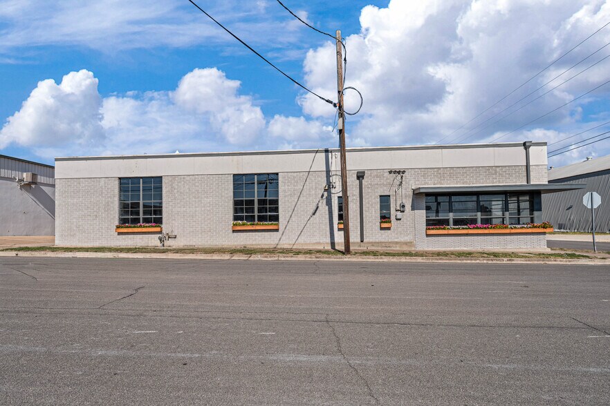 More Photos Of 4520 Fort Ave, Waco Warehouse For Sale