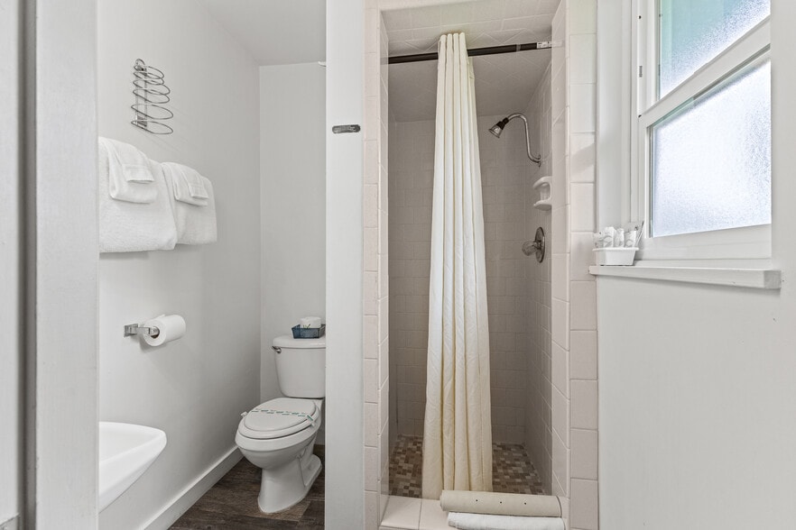 More Photos Of 787 N Central Blvd, Coquille Hotel For Sale
