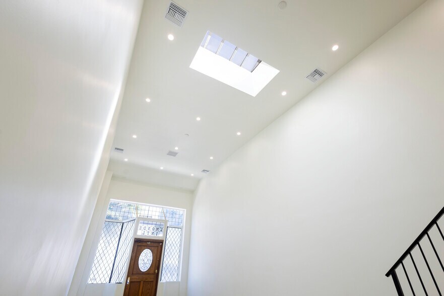 More Photos Of 249 S Robertson Blvd, Beverly Hills Storefront Retail Office For Lease