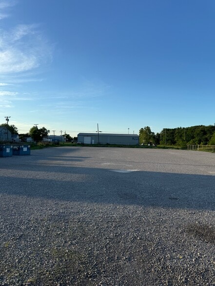 More Photos Of 201 NE 4TH St, Lindsay Manufacturing For Sale