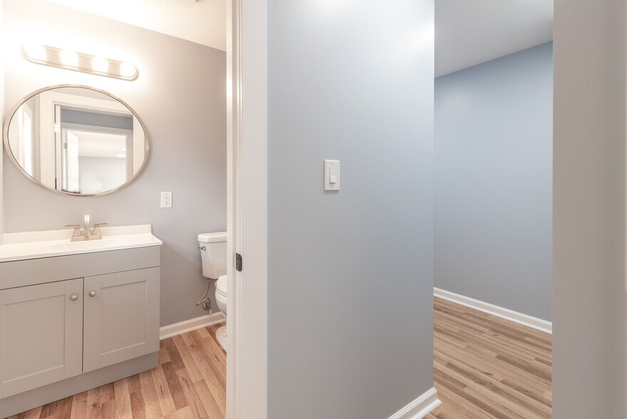 More Photos Of 238 Moon Clinton Rd, Coraopolis General Retail For Lease