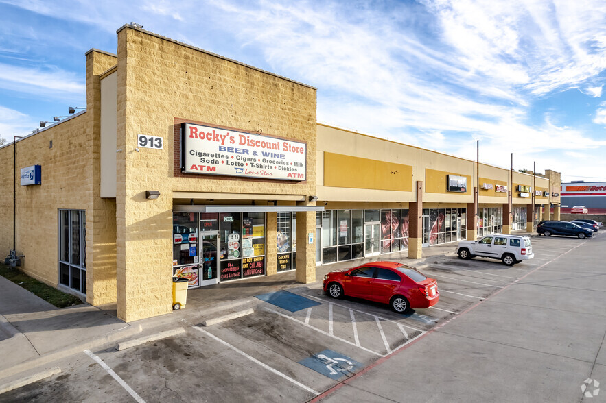 Primary Photo Of 913 E Berry St, Fort Worth Storefront For Lease