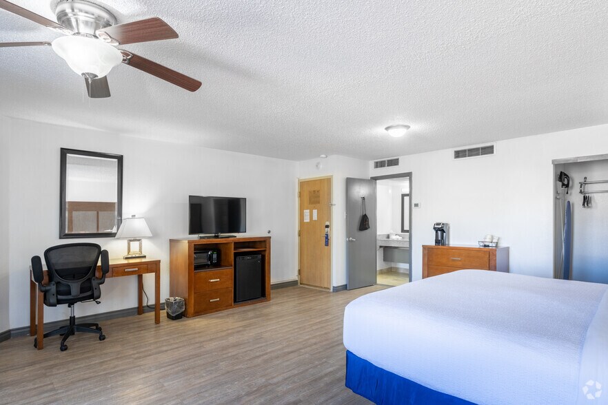 More Photos Of 6655 Gateway Blvd W, El Paso Hotel For Sale