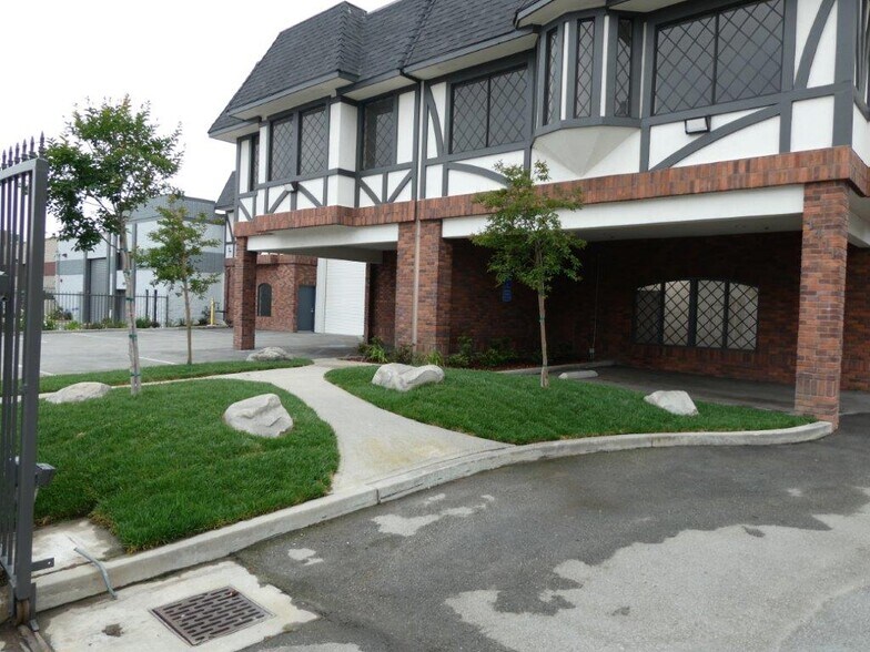 More Photos Of 1411 Railroad St, Glendale Warehouse For Lease