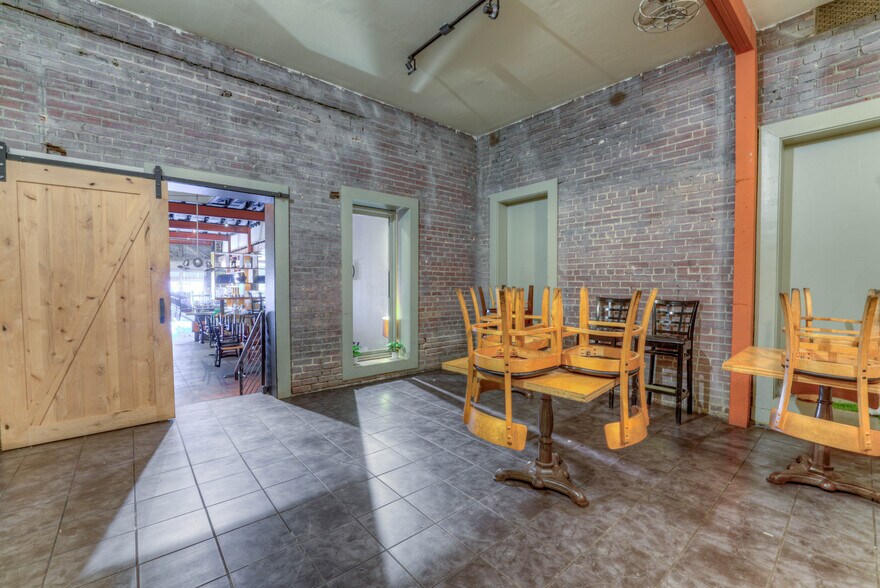 More Photos Of 940-942 S Cooper St, Memphis Storefront For Lease