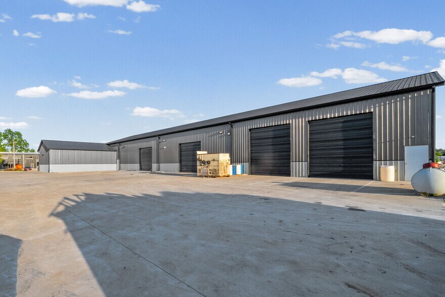 More Photos Of 1040 Smokestack Dr, Clarksville Warehouse For Lease