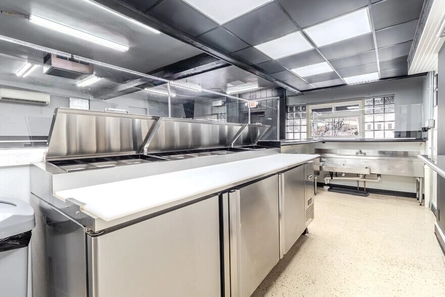 More Photos Of 825 5th Ave, East McKeesport Bar For Lease