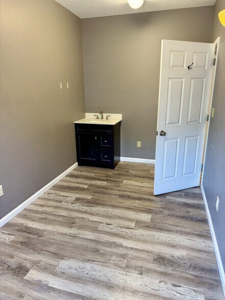 More Photos Of 2504 Veterans Memorial Pky S, Lafayette Office For Sale