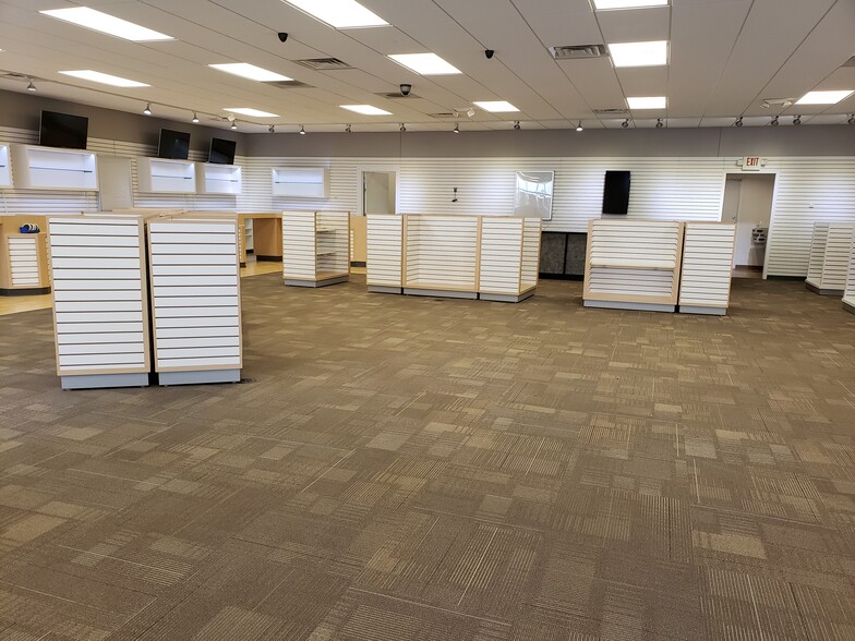 More Photos Of 2979 Lindbergh Blvd, Springfield Storefront Retail Office For Lease