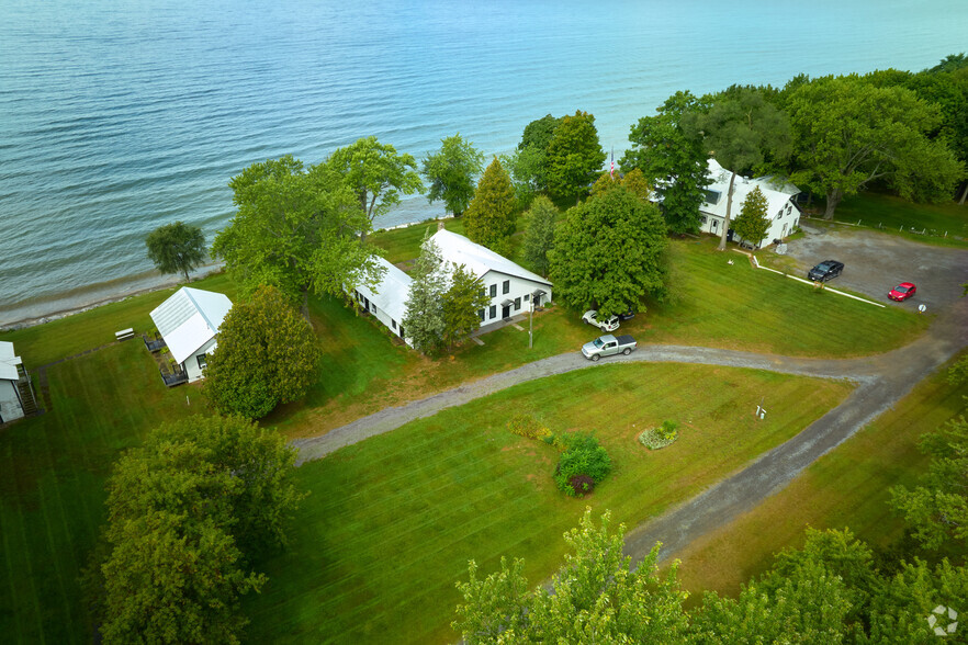 Primary Photo Of 186 S Rainbow Shores Rd, Pulaski Hotel For Sale