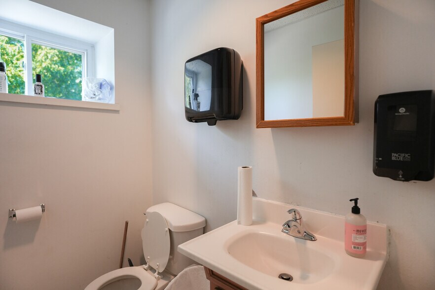 More Photos Of 35 Research Pky, Old Saybrook Light Manufacturing For Sale