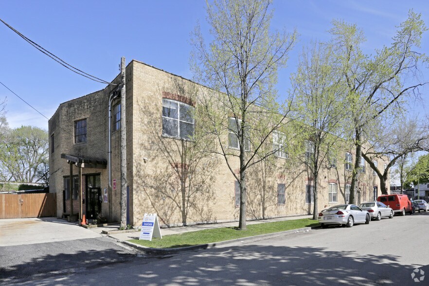 More Photos Of 1633 N Hamlin Ave, Chicago Office For Lease
