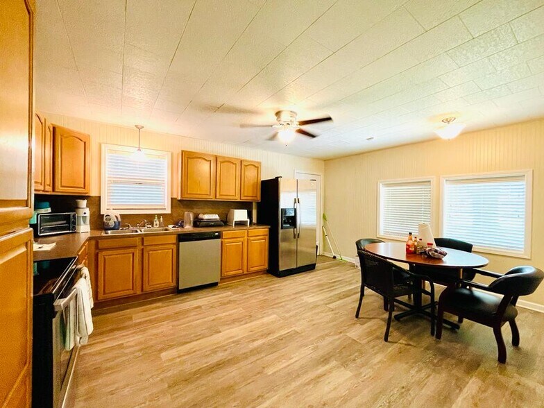 More Photos Of 4006 N Navarro St, Victoria Auto Dealership For Sale